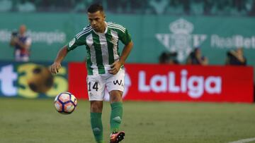 Durmisi controla el balón en el último encuentro del Betis.