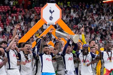 Los jugadores del Tottenham desataron la euforia tras conquistar la Europa League en una noche mágica en San Mamés. Abrazos, cánticos y emoción pura sobre el césped que fue testigo de su gesta histórica.