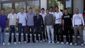 <b>ESTRECHANDO LAZOS. </b>Jesús Gámez, Portillo, Ubierna, Javi López, Xavi Torres, Arnau, Manu, Apoño, Luque, Duda, Juanito, Orozco, Edu Ramos, Manolo y Jordi Pablo.