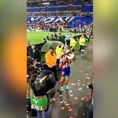 Juanfran con la afición al son de: "Vikingos, quien manda en la capital"