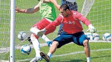 <b>SIGUE CON HAMBRE DE GOL Y BUSCARÁ EL NÚMERO 20</b>. En la imagen se ve a Negredo, en boca de gol, donde mejor se siente. El futbolista marcó también en el partidillo de ayer porque su hambre es voraz hasta en los entrenamientos. En la mente sigue teniendo un único objetivo, alcanzar, como mínimo, su tanto número 20 en la presente Liga.