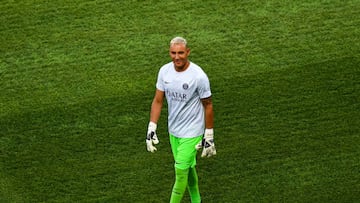 Keylor NAVAS of Paris Saint Germain (PSG) warms up prior to the French Ligue 1 Uber Eats soccer match between Paris and Montpellier at Parc des Princes on August 13, 2022 in Paris, France. (Photo by Baptiste Fernandez/Icon Sport via Getty Images)