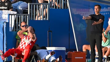 LEGANÉS (MADRID), 24/04/2025.- El entrenador del Leganés, Borja Jiménez (d), durante el partido de la jornada 33 de LaLiga EA Sports que CD Leganés y Girona FC disputan este jueves en el estadio de Butarque. EFE/Fernando Villar