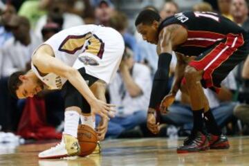 A Austin Rivers se le escapa el balón delante de Mario Chalmers. 