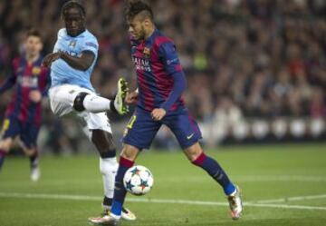 Neymar y Bacary Sagna.