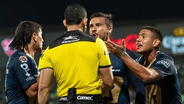 Árbitro se confunde y expulsa a jugador equivocado de Pumas