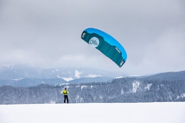 Deporte de invierno extremo que combina el deslizamiento sobre nieve (con esquís o tabla de snowboard) con la tracción de una cometa (kite) impulsada por el viento.