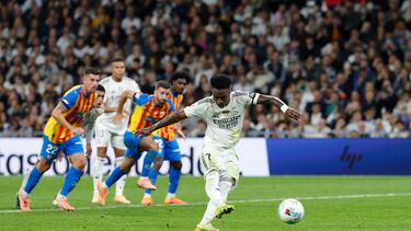 Vinicius ejecuta un lanzamiento de penalti ante el Valencia.