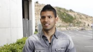 <b>EXPECTANTE. </b>Agüero aguarda en Argentina a que alguien mueva ficha.