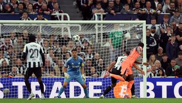 0-1. Raphinha recupera un balón en la línea de fondo y centra a Jules Koundé. El defensa culé, cuelga un centro medido para el extremo inglés que cabecea de forma espectacular para llevar la pelota, tras pegar en el palo izquierdo, al fondo de la portería de Nick Pope.