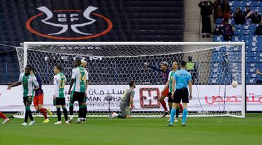 1-2. Bolea imposible para Claudio Bravo. El lanzamiento del canterano entra por el lado izqiuerdo de la portería del guardameta chileno.