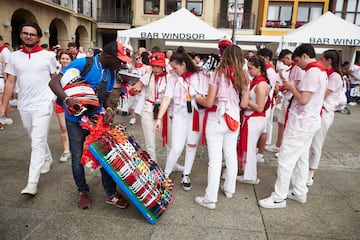 Luis Sabalza, presidente de Osasuna, lanzó el chupinazo de estos San Fermines dando inicio a una de las mayores fiestas del panorama nacional. La Plaza del Ayutamiento de Pamplona se llenó hasta la bandera.