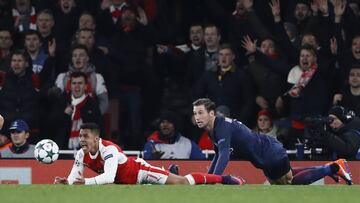 Britain Football Soccer - Arsenal v Paris Saint-Germain - UEFA Champions League Group Stage - Group A - Emirates Stadium, London, England - 23/11/16 Arsenal&#039;s Alexis Sanchez is fouled by Paris Saint-Germain&#039;s Grzegorz Krychowiak resulting in a p