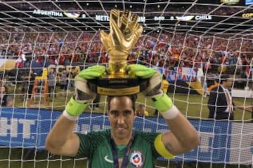 Tras 120 minutos infartantes, la Roja se quedó con el título tras superar por penales a la Albiceleste. Bravo fue el héroe chileno y Messi el villano argentino.