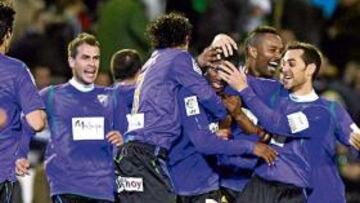 <b>ELISÉU, EL HÉROE MALAGUISTA. </b>El autor del 1-2 es felicitado de manera muy efusiva por sus compaleros. Nacho, Duda, Weligton y Helder le achuchan. Tres puntos de lujo.