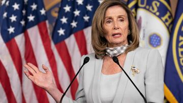 En esta foto de archivo tomada el 13 de agosto de 2020, la presidenta de la C&aacute;mara de Representantes de Estados Unidos, Nancy Pelosi, dem&oacute;crata de California, realiza su conferencia de prensa semanal en Capitol Hill en Washington, DC.