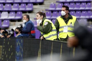 Miembro de seguridad del campo abroncando a Vrsaljko por tratar de cortar la red.