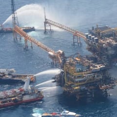 Cinco muertos tras la explosión en plataforma de Pemex
