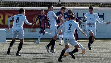 SANTA EULALIA (IBIZA) 16/01/2021.- El jugador del Peña Deportiva Pablo Pomar (c-i) intenta evitar el disparo de Zalazar (c-d), del Real Valladolid, durante su partido de dieciseisávos de final de la Copa del Rey de fútbol disputado es