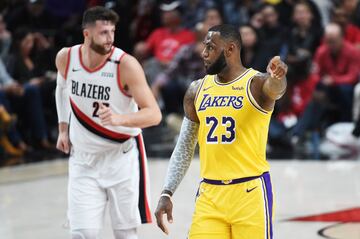 LeBron James debuta con los Lakers con derrota