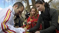 Andr&eacute;s Iniesta firma aut&oacute;grafos en Sud&aacute;frica s&oacute;lo 48 horas antes de la final contra Holanda en la que el jugador manchego resultar&iacute;a determinante.