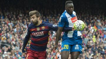 Caicedo, en el derbi, pugnando con Piqué.