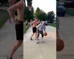 Vídeo: Abuelito que juega baloncesto se hace viral por su picardía en un 1 vs 1