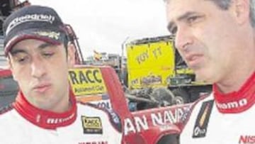 <b>A CASA. </b>Blázquez (a la izquierda) y Salvador, fuera de carrera.