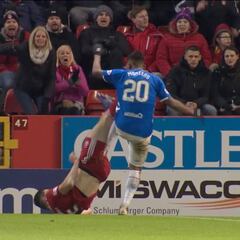 Uno le pisa en el suelo y el otro le pone los tacos en la cara: la doble expulsión en Escocia