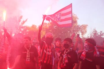 Seguidores rojiblancos esperando al autobús del Atlético de Madrid.