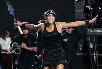 Garbiñe Muguruza se lució Guadalajara (México) para levantar por primera vez para el tenis femenino español el título de las WTA Finals. Ganó a Anett Kontaveit: 6-3 y 7-5 en 1h:38.