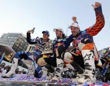 Dakar 2014: Fue un reto mayúsculo. Y es que fue la edición más exigente en Sudamérica y de las más duras que se recuerdan. Pero el piloto AMV Marc Coma, a pesar de sufrir un fuerte resfriado que le provocó algo de fiebre, consiguió la victoria final, su cuarto trofeo con el rostro del tuareg (2006, 2009, 2011 y 2014). Tras hacerse con el liderato en la quinta etapa del rally y conseguir dos victorias parciales, el piloto AMV recuperó el trono de la carrera más dura del planeta.