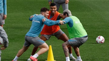 Reinildo, Javi Galán y De Paul, en un entrenamiento del Atlético.