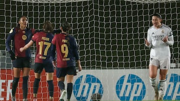 MADRID, 06/03/2025.- La delantera del Barcelona Salma Paralluelo (i) celebra tras anotar el 4 gol del equipo, durante el primer partido de la semifinal de la Copa de la Reina, entre el Real Madrid y el Barcelona, en el Estadio Alfredo Di Stéfano de la capital española. EFE/ Sergio Pérez