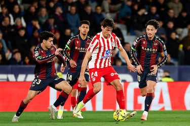 Le Normand rodeado de contrarios. 