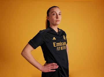 Negra con detalles amarillos, as赤 es la tercera equipaci車n del Real Madrid