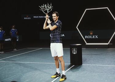 Nadal llegaba con esperanzas de tener éxito por fin en la Copa de Maestros, sin excesivo desgaste por una temporada recortada y en perfectas condiciones físicas tras ganar Roland Garros y cumplir más de 790 semanas en el top-10, cifra récord. Pero de nuevo tropezó con la maldición de un torneo que se le resiste. Djokovic tampoco triunfó, pero terminó el año como número uno por sexta vez, más que nadie en la historia (Ashleigh Barty dominó el ranking WTA). Daniil Medvedev, que había protagonizado un curso más bien discreto, esprintó y tras vencer en el Masters 1.000 de París, donde Nadal cayó en semifinales ante Zverev y Djokovic no participó, se impuso en la final a Thiem y apenas lo celebró. 