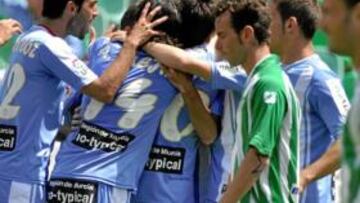 <b>GOL CRUCIAL. </b>Capdevila es felicitado por sus compañeros tras empatar el encuentro.