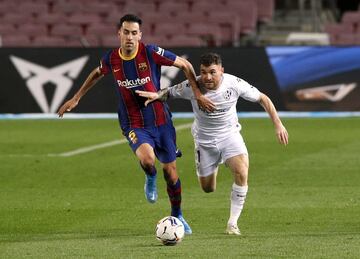 Busquets y Javi Galán.