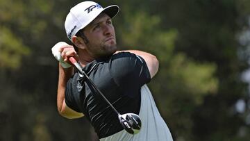 Jon Rahm golpea la bola en el WGC - Mexico Championshipen el Club de Golf Chapultepec.