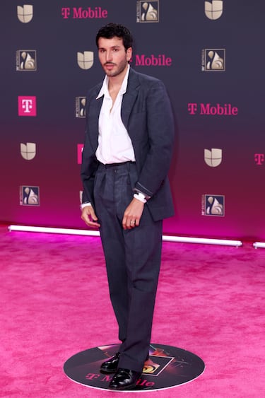 Sebastián Yatra posa en la alfombra roja de los premios 'Lo Nuestro'.