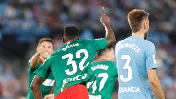 VIGO (PONTEVEDRA), 28/09/2023.- El delantero del Alavés Samu Omorodion (i) celebra su gol, primero del equipo vasco, durante el partido de la séptima jornada de LaLiga que Real Celta de Vigo y Deportivo Alavés disputan este jueves en el estadio de Balaídos. EFE/ Salvador Sas
