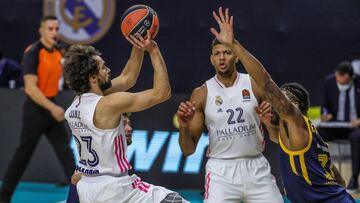 Sergio Llull lanza ante Devin Booker, durante el Real Madrid - Khimki.