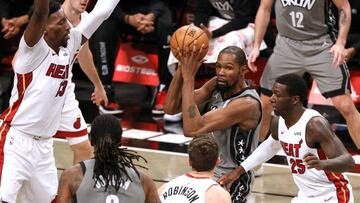 NEW YORK, NEW YORK - JANUARY 25: Kevin Durant #7 of the Brooklyn Nets looks to pass as Bam Adebayo #13, Duncan Robinson #55, and Kendrick Nunn #25 of the Miami Heat defend during the first half at Barclays Center on January 25, 2021 in the Brooklyn borough of New York City. NOTE TO USER: User expressly acknowledges and agrees that, by downloading and or using this Photograph, user is consenting to the terms and conditions of the Getty Images License Agreement. Sarah Stier/Getty Images/AFP
== FOR NEWSPAPERS, INTERNET, TELCOS & TELEVISION USE ONLY ==