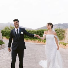 La boda de Asensio y Sandra Garal: con el Madrid muy presente, y un concierto de Omar Montes