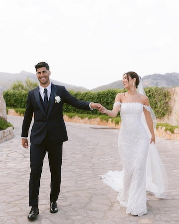 Marco Asensio posa junto a su mujer, Sandra Garal, por su boda. Fuente: @volvoreta (Rosa Clará).