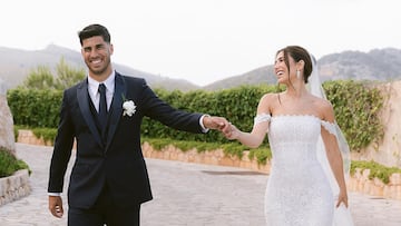 Marco Asensio posa junto a su mujer, Sandra Garal, por su boda. Fuente: @volvoreta (Rosa Clará).