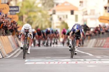 Tadej Pogacar (a la izquierda) y Tom Pidcock (derecha) protagonizaron ayer un esprint que entró directo en la hemeroteca del ciclismo. El esloveno se impuso por media rueda al británico en la Via Roma de San Remo para conquistar su primera Classicissima, el Monumento que tantos años llevaba persiguiendo y se le había resistido. Un final apoteósico.

