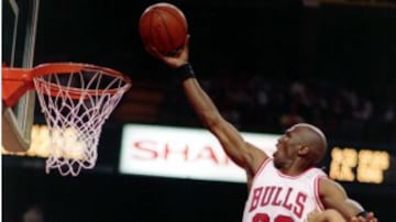 Uno de sus más emblemáticos tiros es el llamado ‘The Shot’, con el que se decidió la serie contra los Cavaliers en 1989. Con tres segundos en el reloj, Jordan tomó el balón ante la marca de Craig Ehlo, se perfiló frente al aro y justo en la bocina puso el enceste definitivo. Después de ello, su festejo también es de los más recordados y ha sido utilizado en innumerables ocasiones para campañas publicitarias.