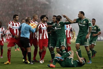 Es la gran atracción del fútbol griego. En su origen el Olympiacos, fundado en El Pireo (el puerto de Atenas), representaba a la clase trabajadora. El Panathinaikos, fundado en el centro de la ciudad, pertenecía a la clase alta. 